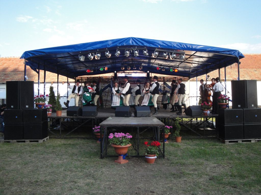 IV. Hagyományok hétvégéje 2012 Színpadon a Boróka néptáncegyüttes (Székelyudvarhely), utána Jászmagyarok élő koncert.