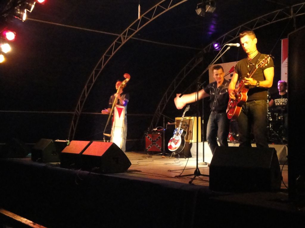Tom White és barátai A rhythm blues szerzeményeket rockabillysen a rockabilly szerzeményeket pedig bluesosan játszva érhetjük el a hamisítatlan Tom White hangzást. (Az év legjobb élő koncertje!)