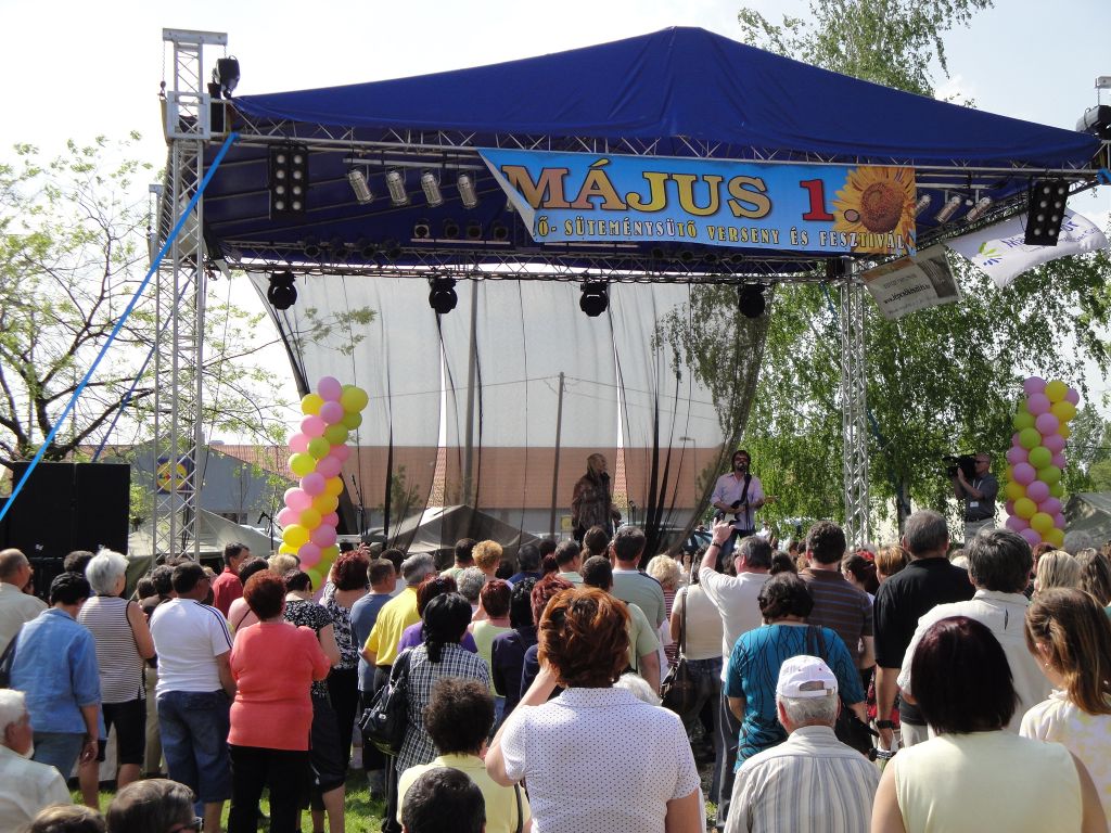 Majális 2010 Csepregi Éva és Végvári Ádám a színpadon