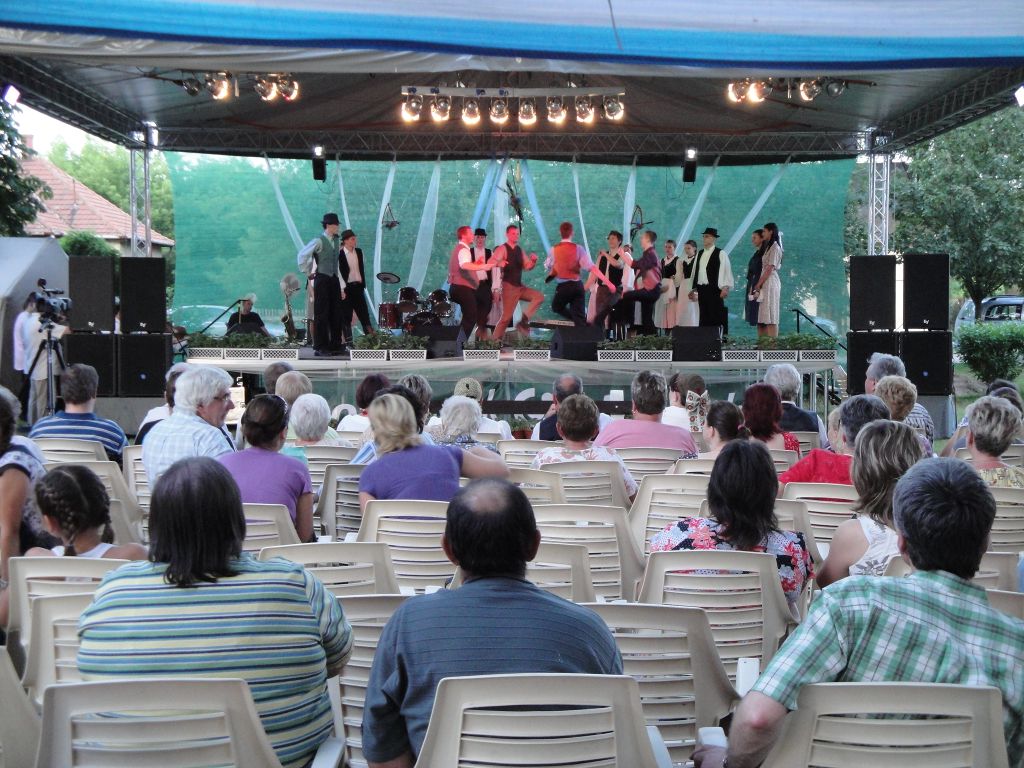 Jászok Világtalálkozója 2010 (Jászágó) Jászság néptánccsoport a színpadon