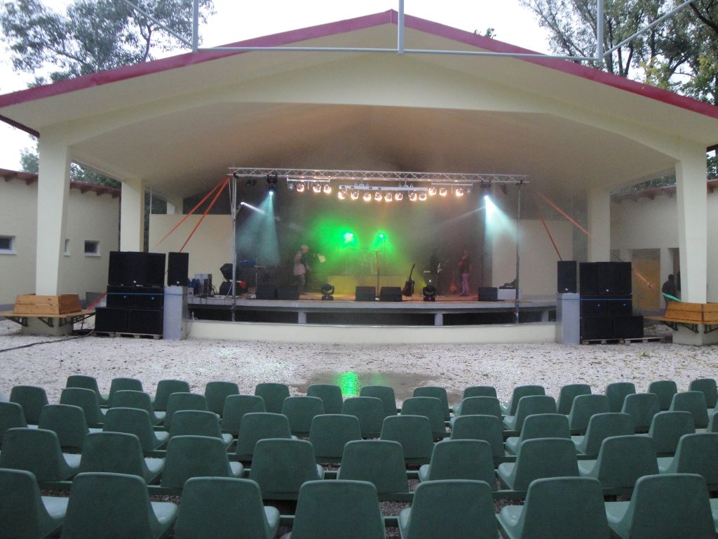 Jászmagyarok Élő koncert 2010 Köszönet a + hang Dobák Micu, fényhíd SoundLightCrew, robot lámpák Atka. <br />
<br />
Szép munka volt fiúk !!!